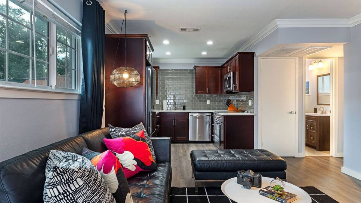 MacGregor Apartment | Your TMC Flats! Sleeps 40, 20BR, 10BA, 10PA
