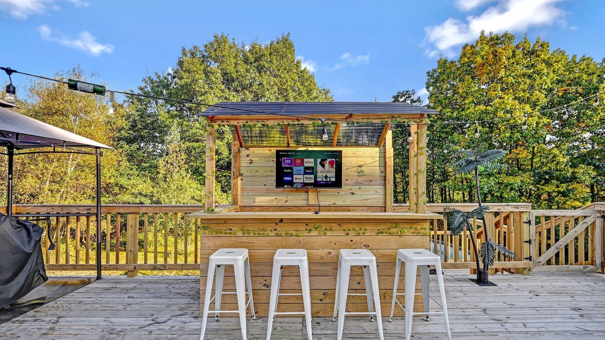 Tunkhannock Township House | Your Ultimate Fun Getaway, Largest Backyard in the Poconosn