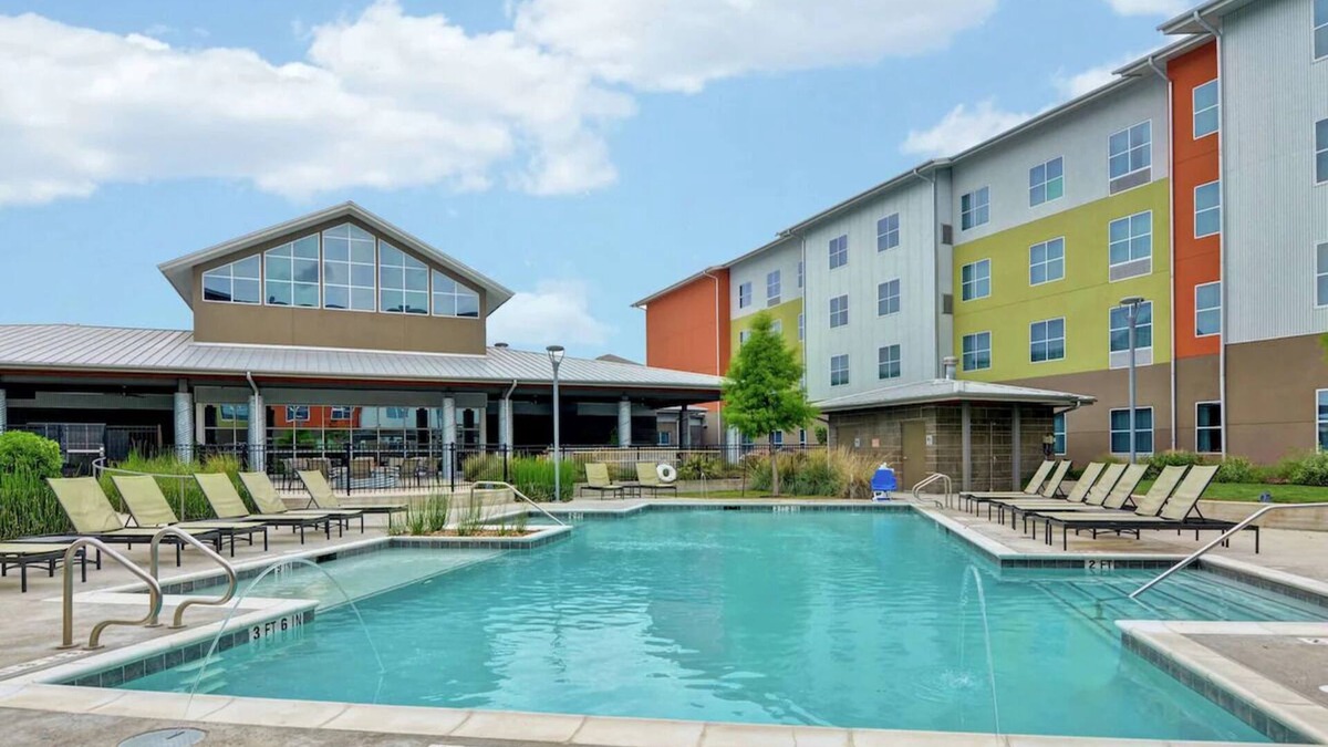 McNeil Hotel | Your Ultimate Resort Destination:Free Parking and Breakfast,Full Kitchen,Pool