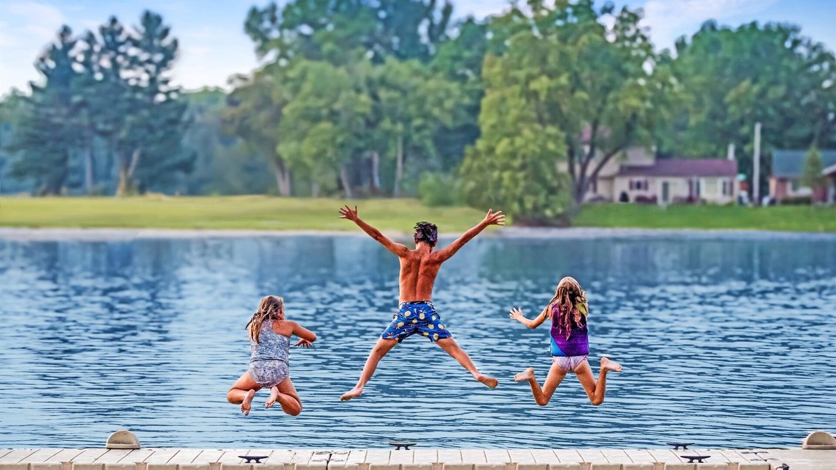 Newville House | Your Waterfront Fall Vacay Kayaks/Firepit/Arcade