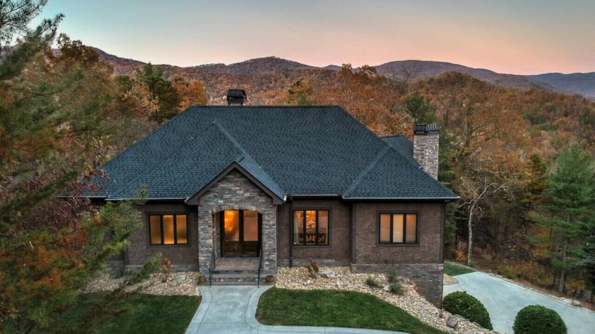 Fairview House | Yourcation® Awaits in Majestic Mountain Home!
