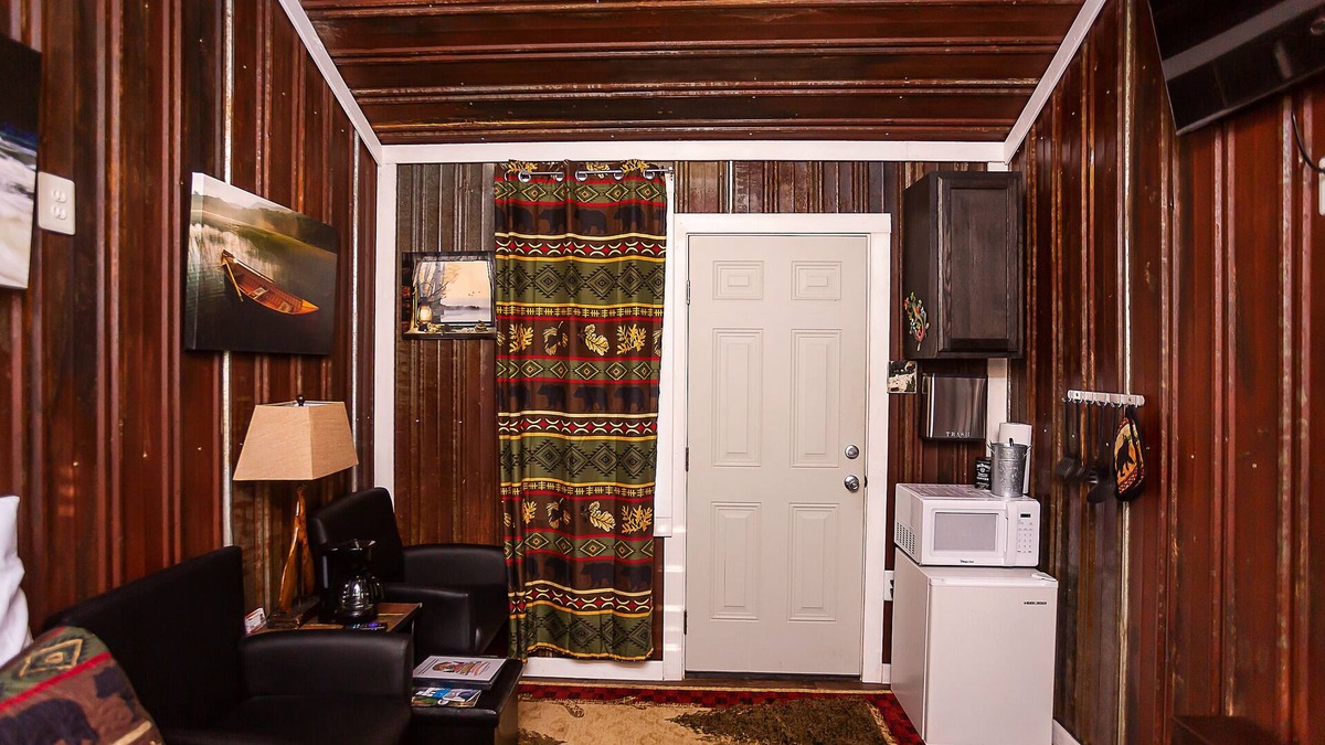 Benton Hotel | Yowie Cabin