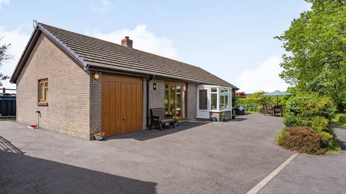Llanedy Cottage | YR HEN FFALD, family friendly, with a garden in Pontarddulais