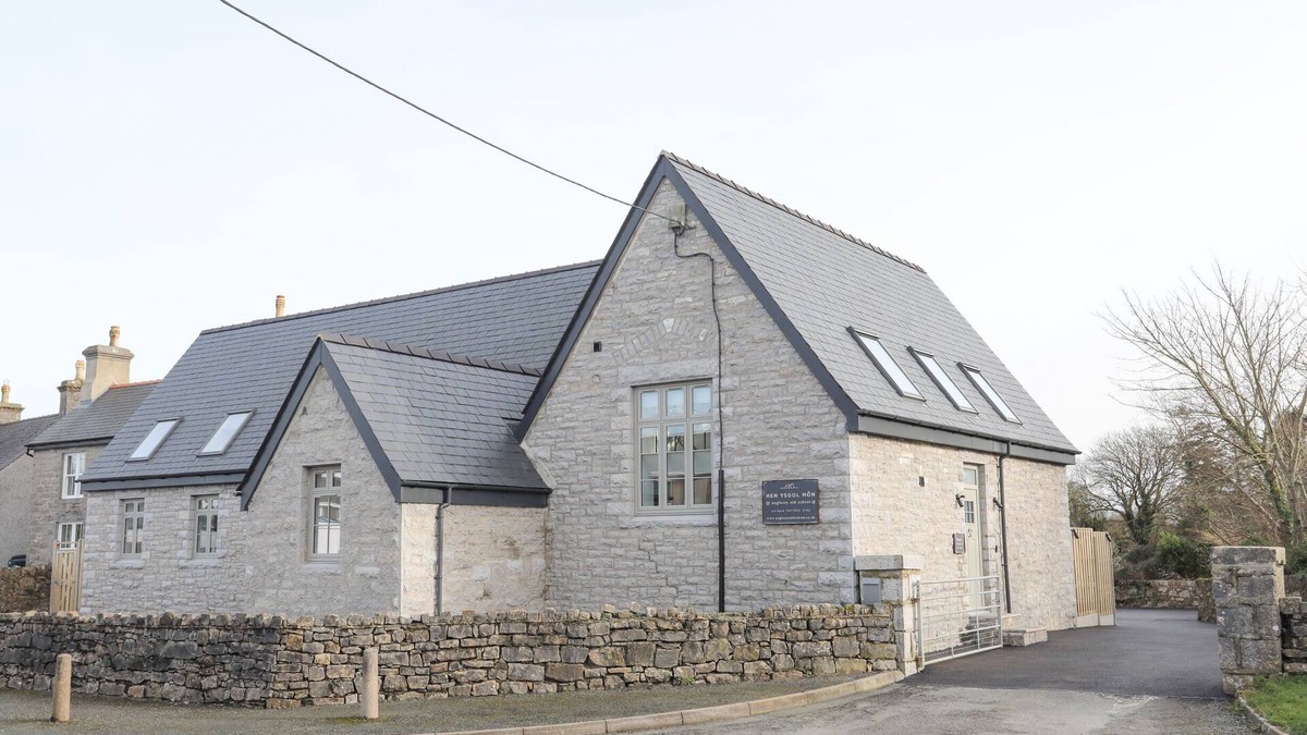 Tyn-y-Gongl House | YSGOL FAWR (BIG SCHOOL), pet friendly, with a garden in Benllech