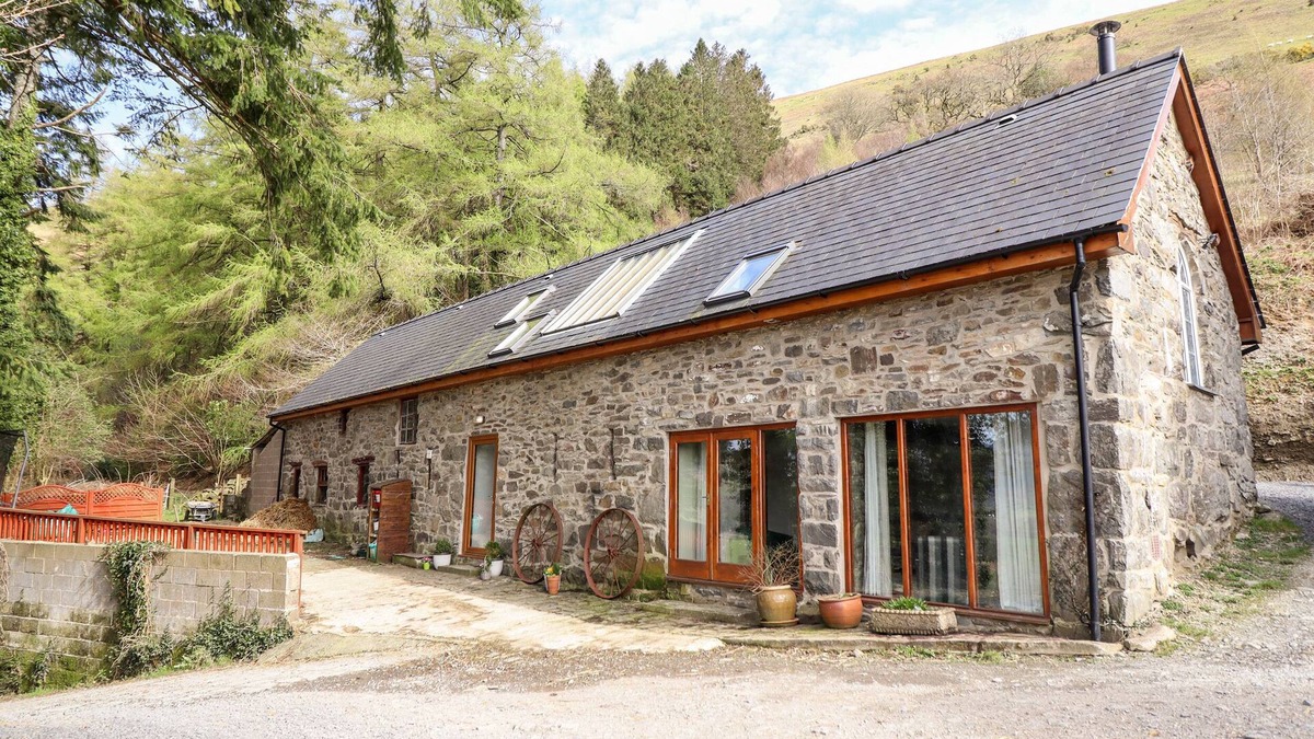 Mawddwy Cottage | YSGUBOR CRAIG Y GRONFA, family friendly, with hot tub in Mallwyd