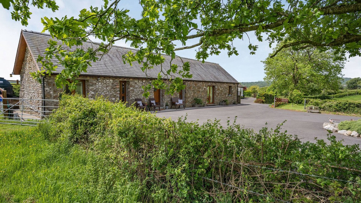 Llanedy Cottage | YSGUBOR HIR, family friendly, with a garden in Pontarddulais