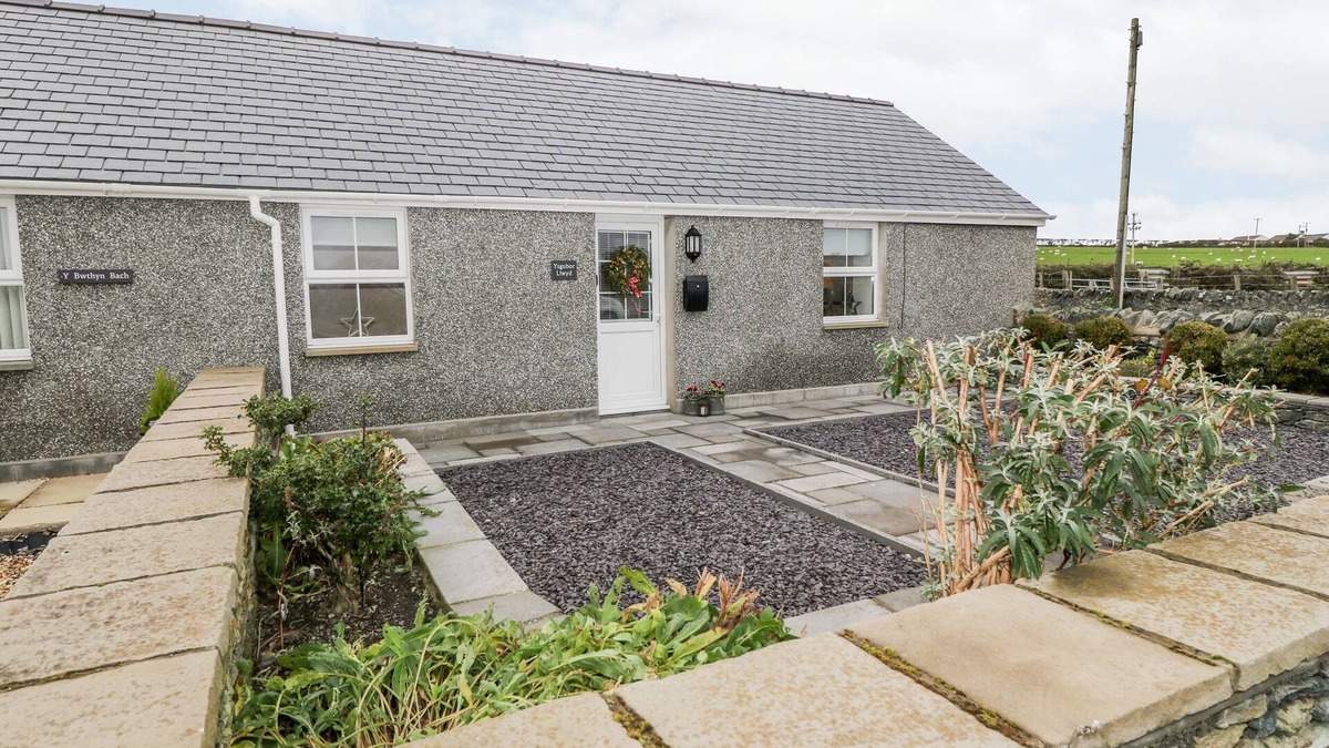 Holyhead Cottage | YSGUBOR LLWYD, pet friendly, with a garden in Valley