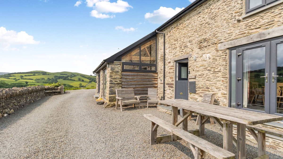 Machynlleth House | Ysgubor Tanllan - Three Bedroom House, Sleeps 6