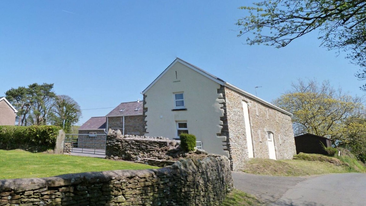 Margam House | Ysgubor Tawe - Three Bedroom House, Sleeps 6