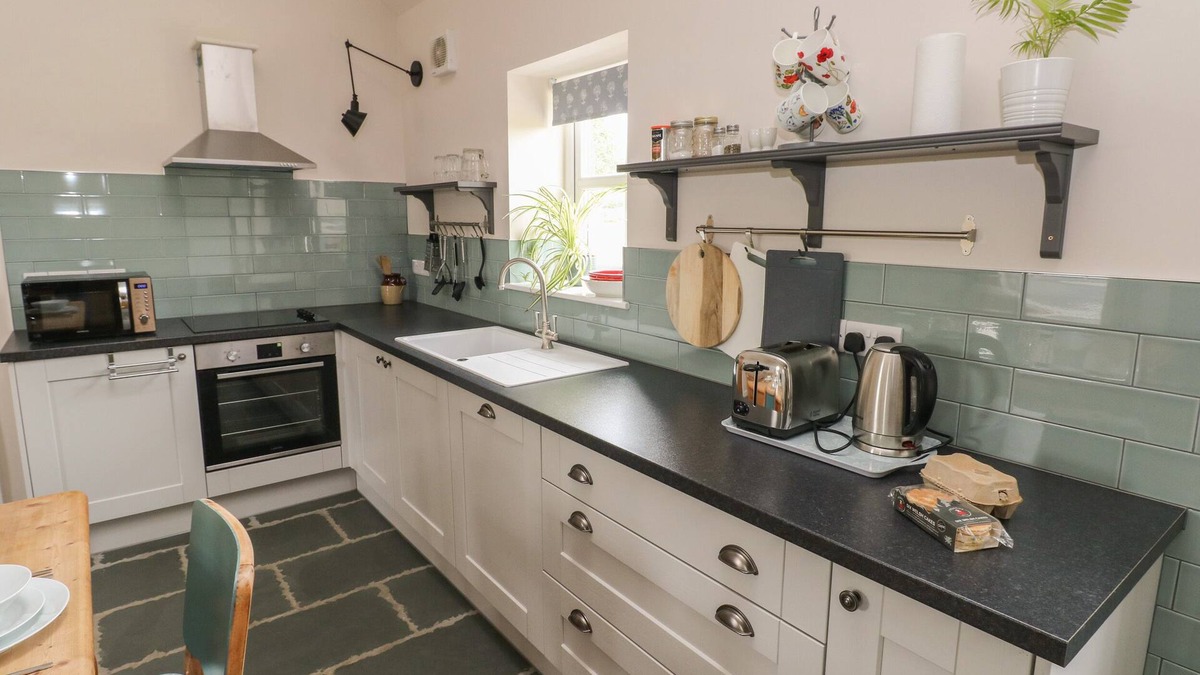 Porthyrhyd Cottage | YSTABL ROBYN, pet friendly, character holiday cottage in Llanddarog