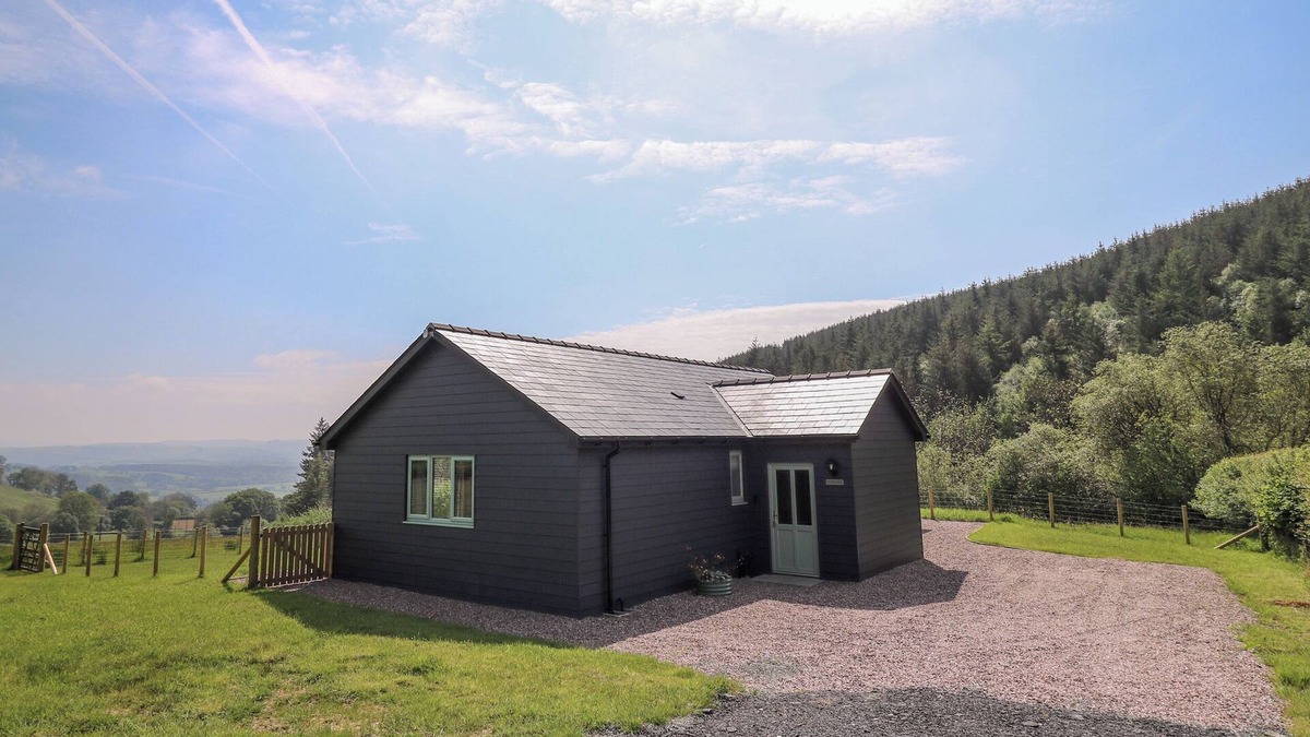 Llandrindod Wells Cottage | YSTRAD WEN, pet friendly, with hot tub in Newbridge-On-Wye