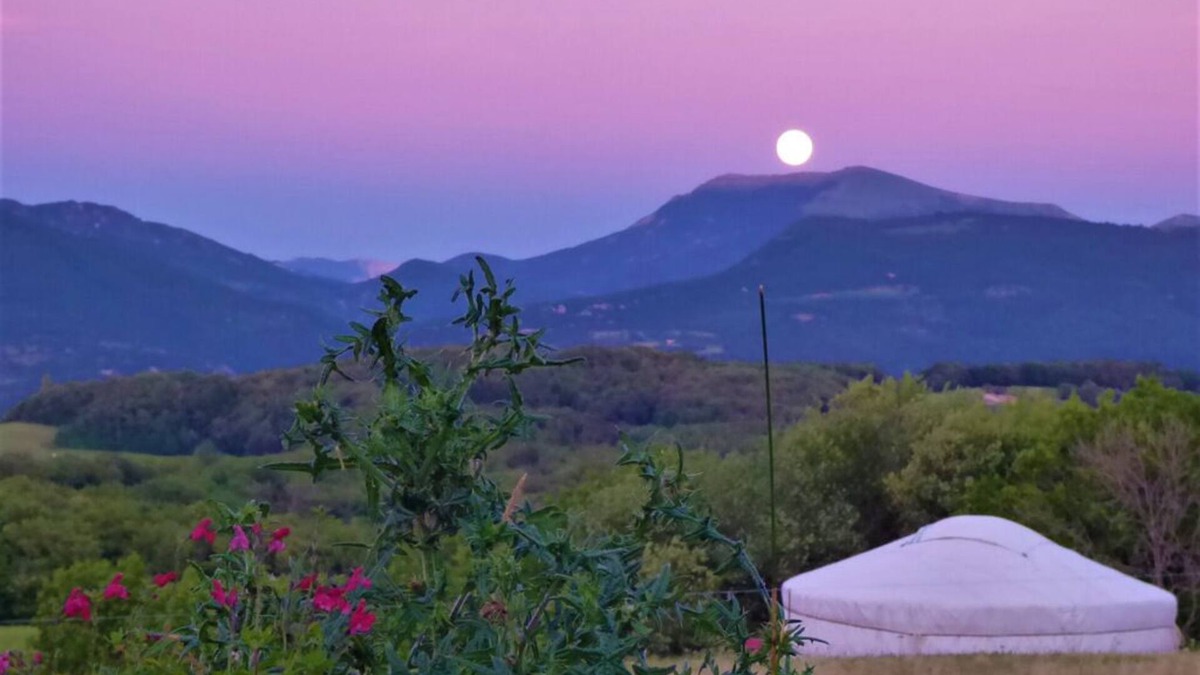 Le Poet-Celard RV Rental | Yurt and tent cabin rentals