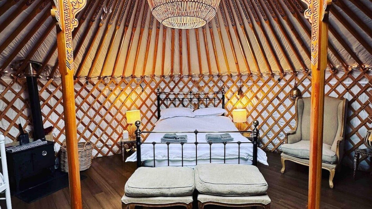 Chackmore Apartment | Yurt with fire, Skylight, Garden, + Hot Tub/Sauna