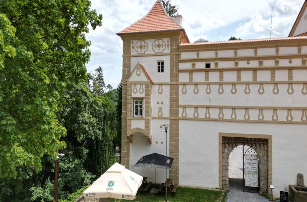 Racice-Pistovice Apartment | Zámek Castle Račice - Předzámčí Forecastle