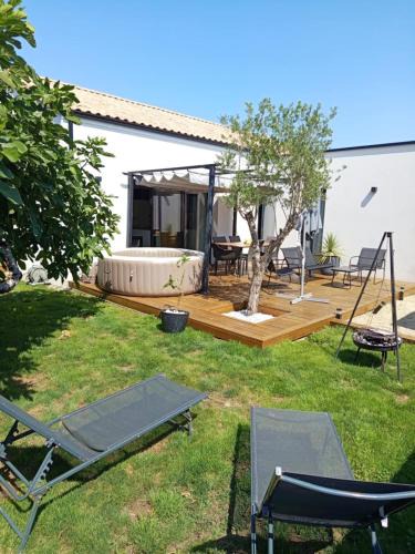 Bouguenais Villa | Zéphyr - Maison 3 Chambres avec jacuzzi - Proche aéroport et Nantes