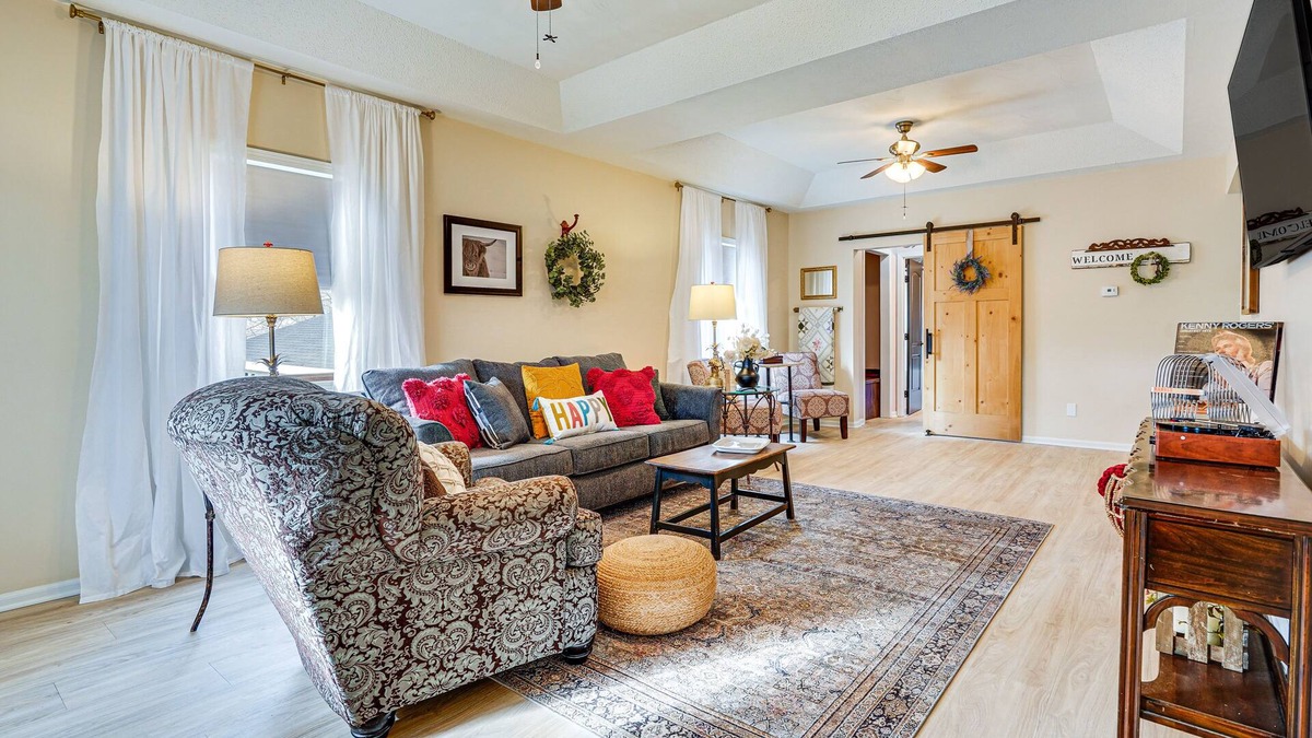 Zanesville Apartment | Zanesville Apartment w/Porch - 3 Mi to Downtown!
