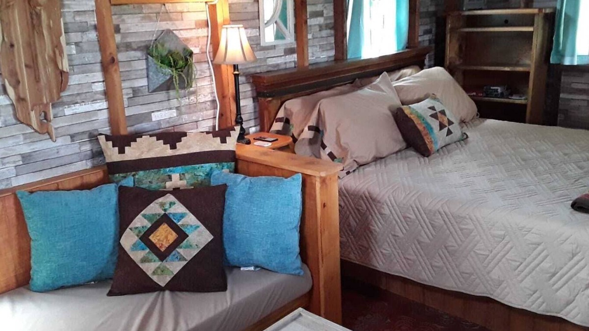 Kerrville Cabin | Zannabella B&B-Glamping- Cedar Grove Cabin - Ingram, TX breakfast included