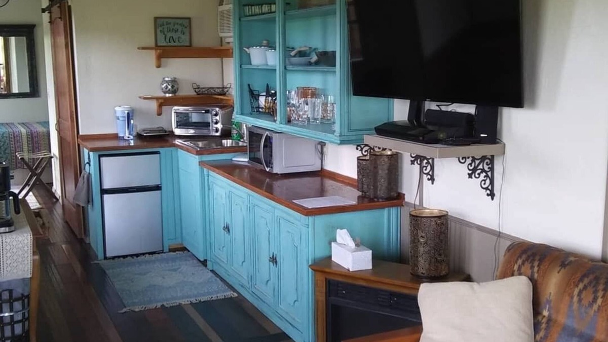 Kerrville Cottage | Zannabella -Valley View Lodge - scenic views-breakfast included