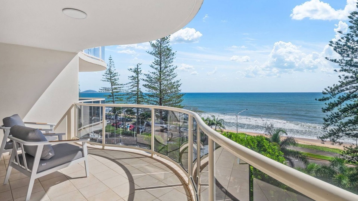 Mooloolaba Apartment | Zanzibar 505 amazing beachfront resort apartment withm pool , spa and access to gym
