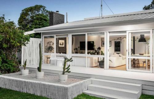 Torquay House | Zeally Bay coastal cool retreat 600m to beach