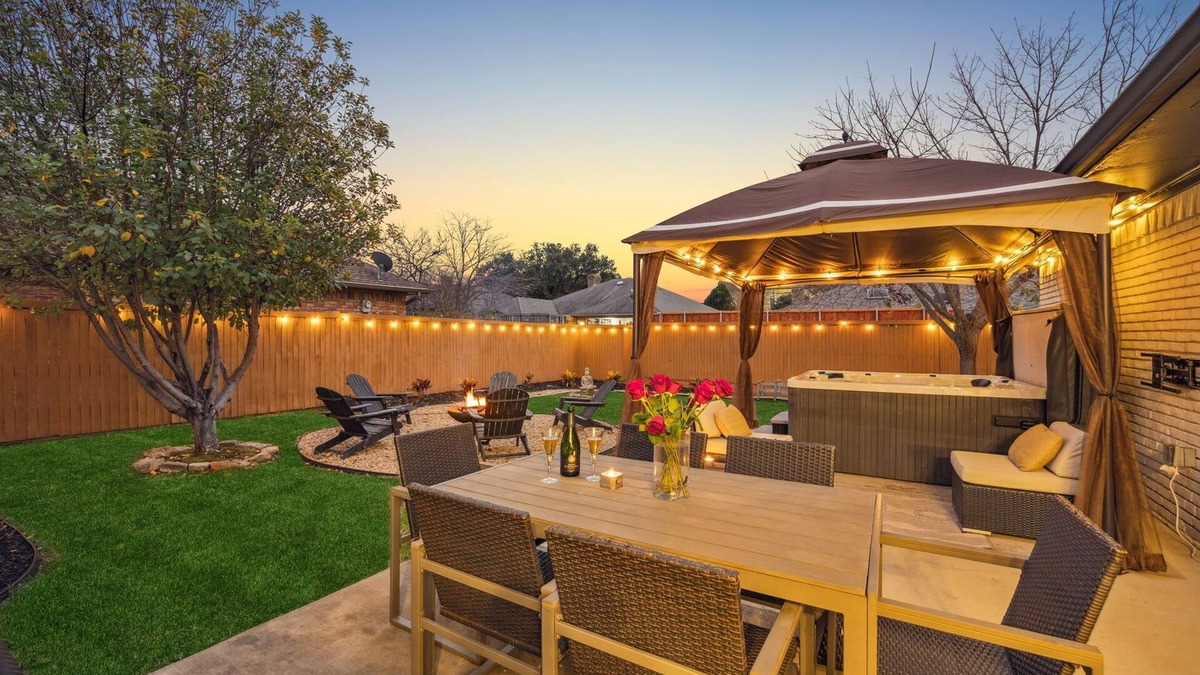 Lake Highlands House | Zen Back Yard with Hot Tub & Firepit: Spa at Home