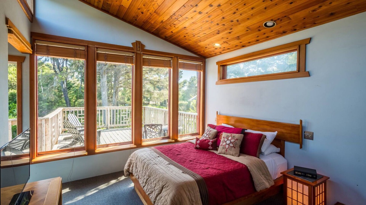 Yachats House | Zen Beach Retreat-Relaxing Sauna - Steps to a Sandy Beach!