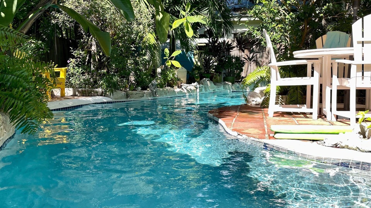 Old Town House | Zen Cigar Maker Cottage, magical serpentine pool, serene landscaping, pkg/bikes
