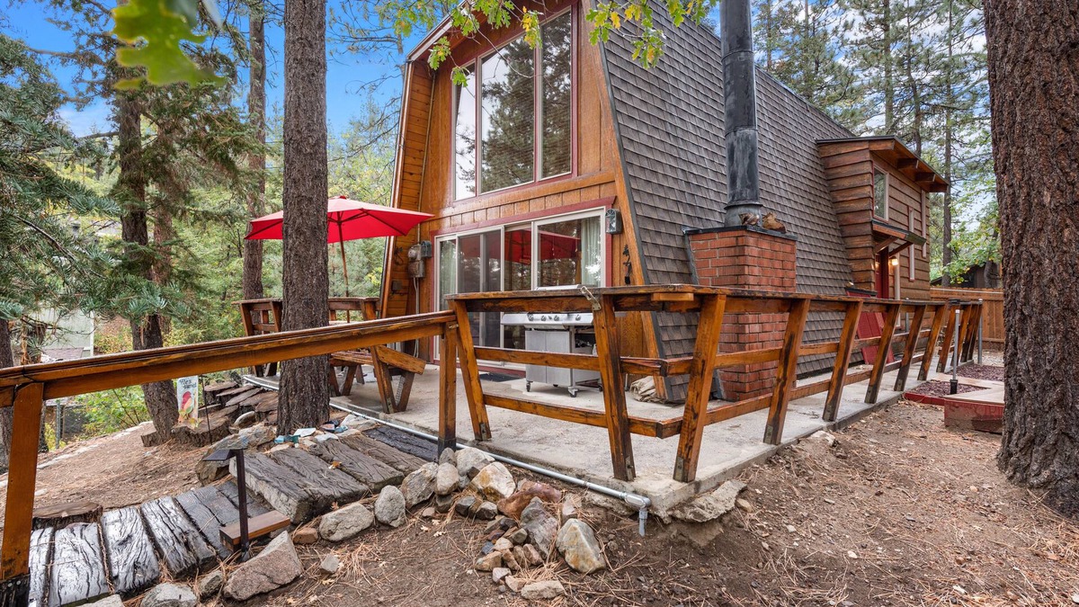 Upper Moonridge Cabin | Zen Den - Walk to Slopes, Hot Tub, Fireplace, Deck, Barbecue