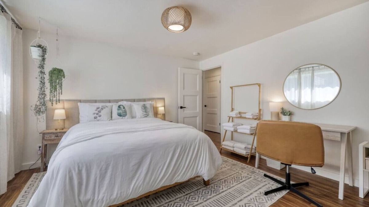 Amazon House | Zen Garden Retreat, 2queen + 2full sized beds, near UO, fast Wi-Fi, sunset views