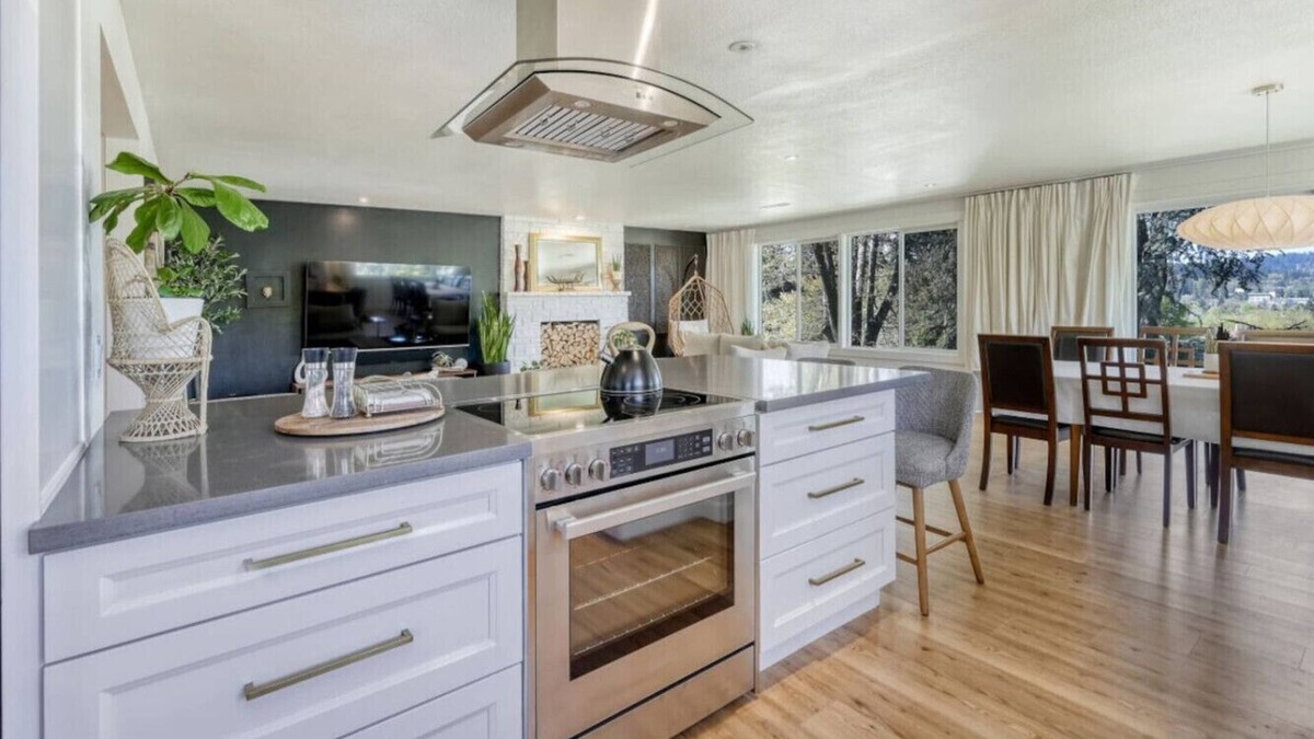 Amazon House | Zen Haus suite A&B · Luxe Spacious Retreat, UofO 1 mile, KING beds, soaking tub