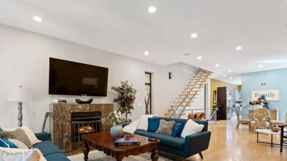 Heart of Chicago House | Zen Oasis of Elegance: Expansive Executive Home