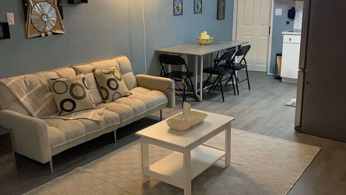 East Lansdowne Apartment | Zenbnb Lansdowne escape, with secure parking spot