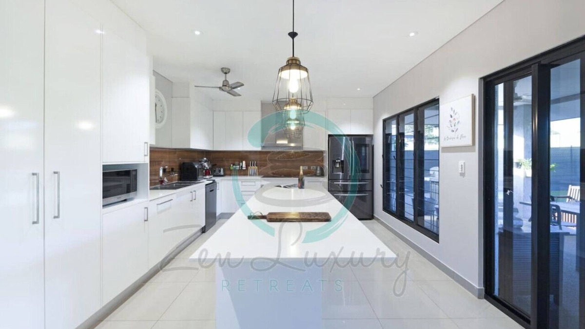 Johnston House | Zenhouse (Lind) Private Pool ~ Bar ~ Pets OK