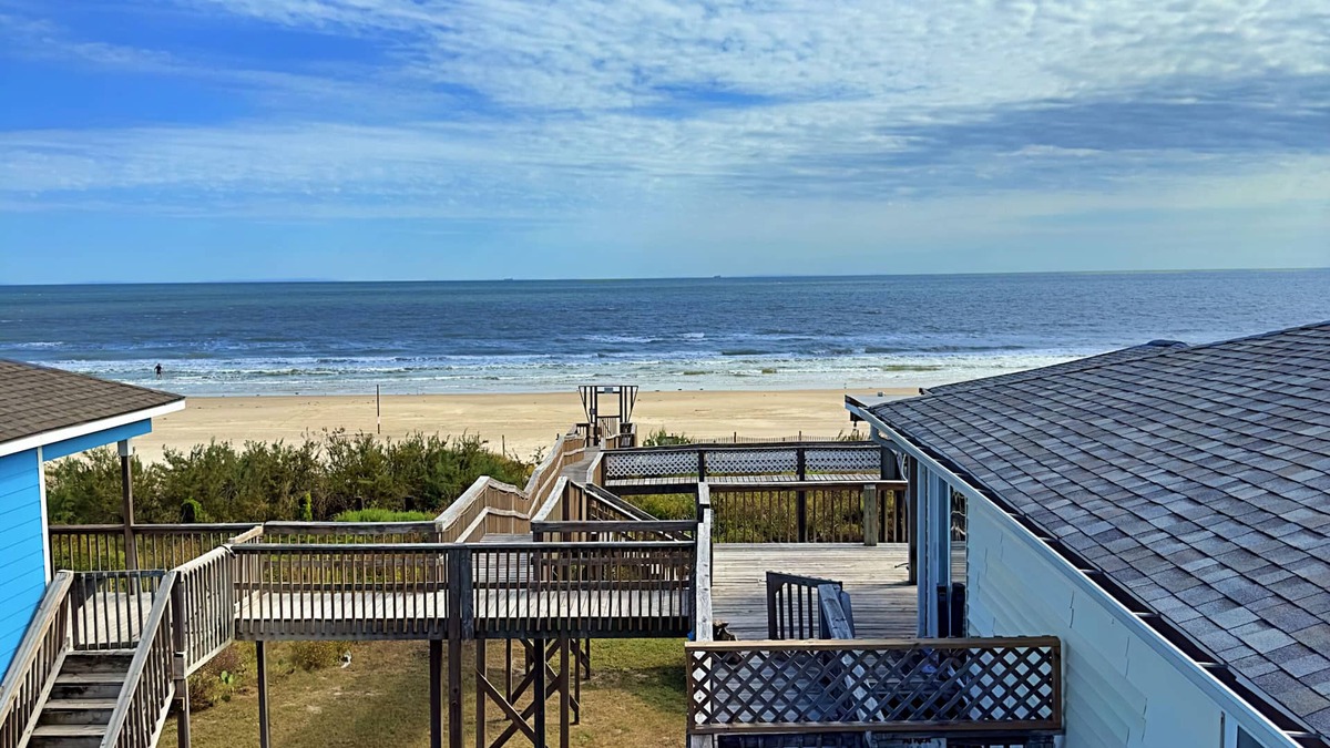 Surfside Beach House | Zeus beachfront sleeps 8