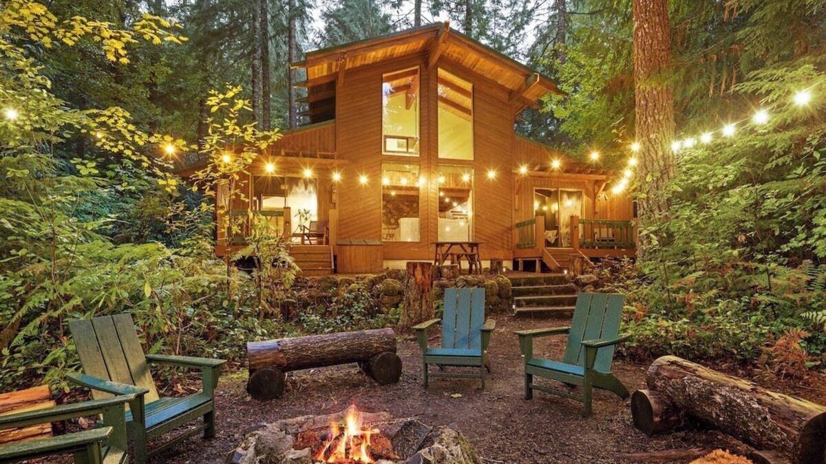 Rhododendron House | ZigZag Basecamp: Hot Tub & Forest Views