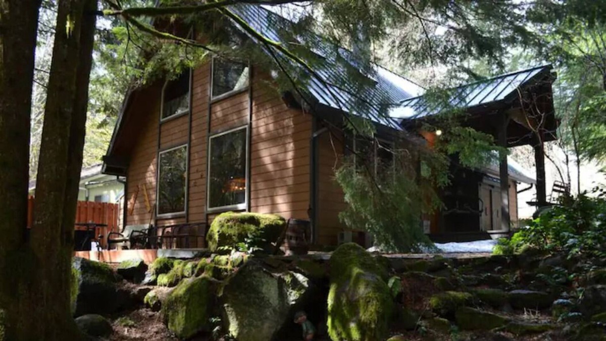 Rhododendron Cabin | Zigzag Chalet- Peaceful Pet-friendly Cabin with Hot tub, Fireplace, and Pool