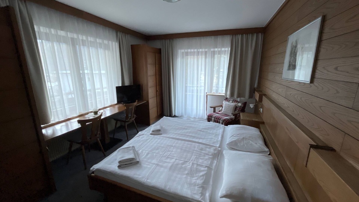 Obsteig Bed & Breakfast | Zimmer 02/2bett mit Balkon - Pension Alpina