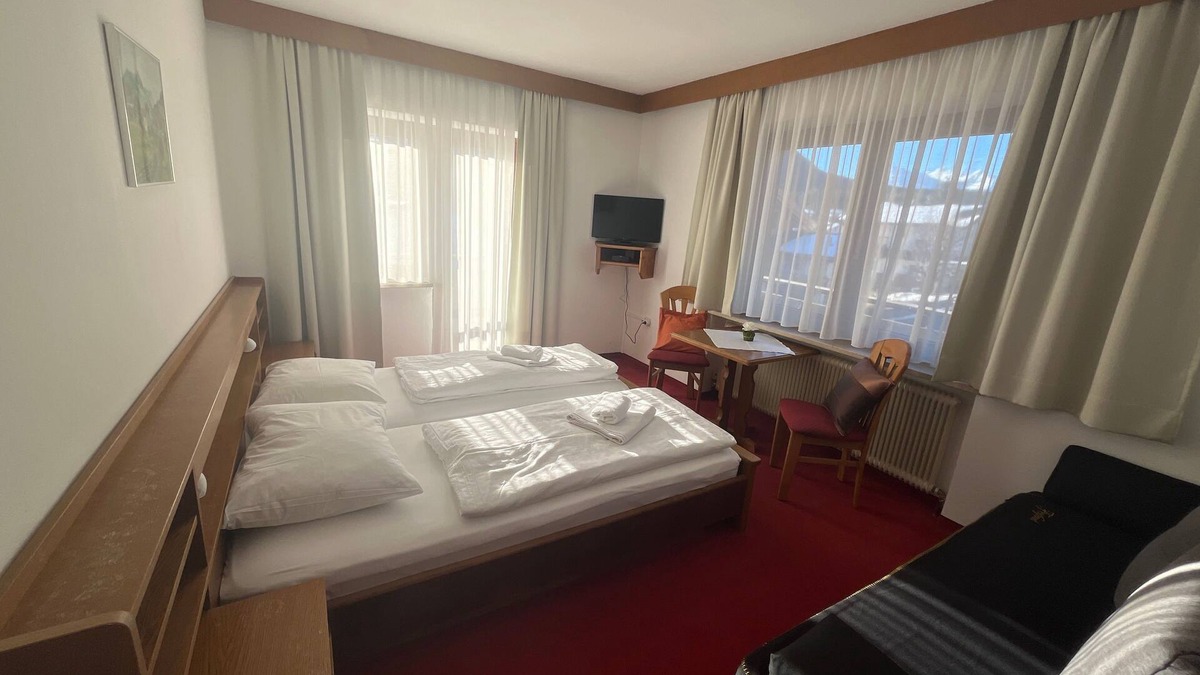Obsteig Bed & Breakfast | Zimmer 15/3bett mit Balkon - Pension Alpina