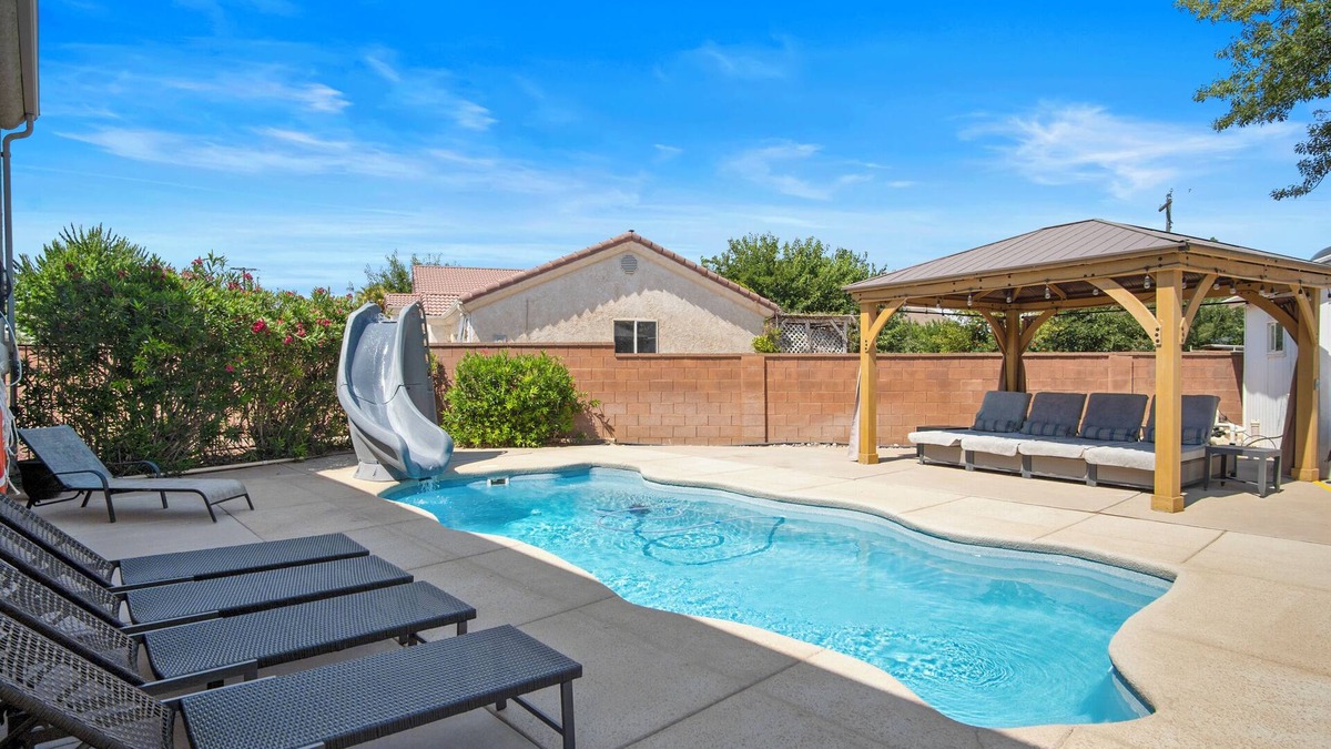 La Verkin House | Zion Desert "Cruise" House - private pool, hot tub & game room