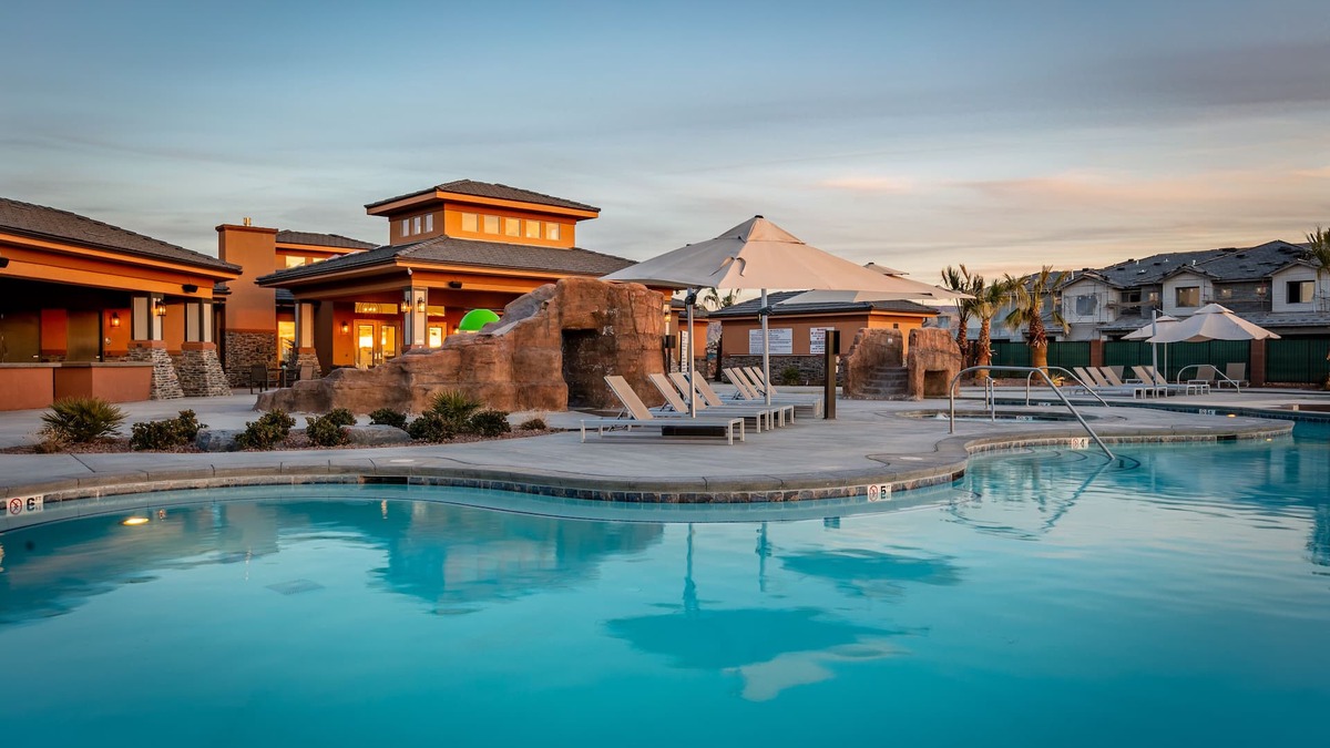 Hurricane House | Zion Village Retreat *POOL is OPEN *PORCH VIEWS, SLEEPS 11
