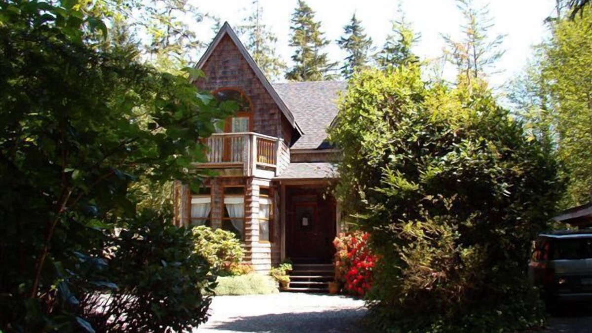 Tofino House | Zoe's at North Beach - Across the road from North Chesterman beach!
