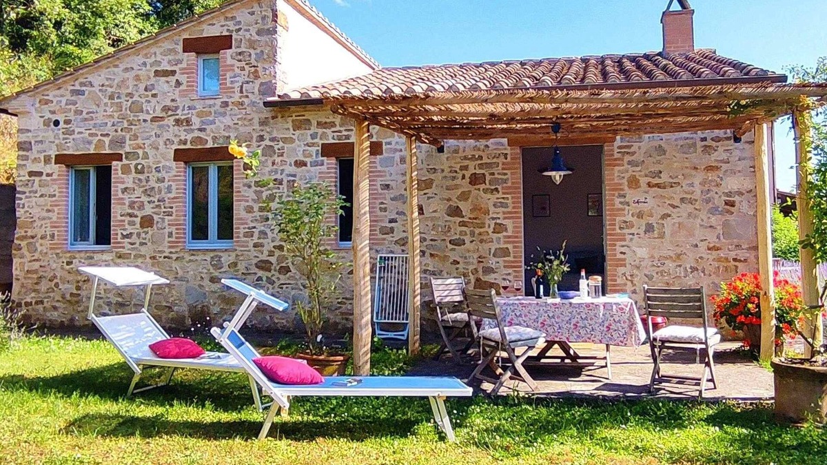Roccalbegna House | Zolferate: peaceful romantic cottage with private garden