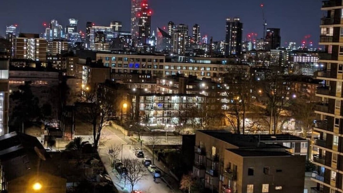 De Beauvoir Apartment | zone 2 central London next to City, Balcony with views of London skyline