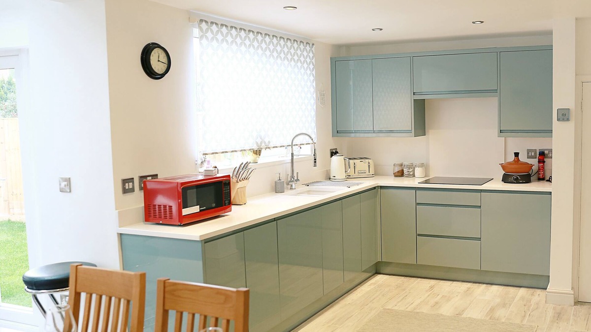 Chorlton-by-Backford House | Zoo Accommodation Chester; 10 min Walk! Sleeps 8