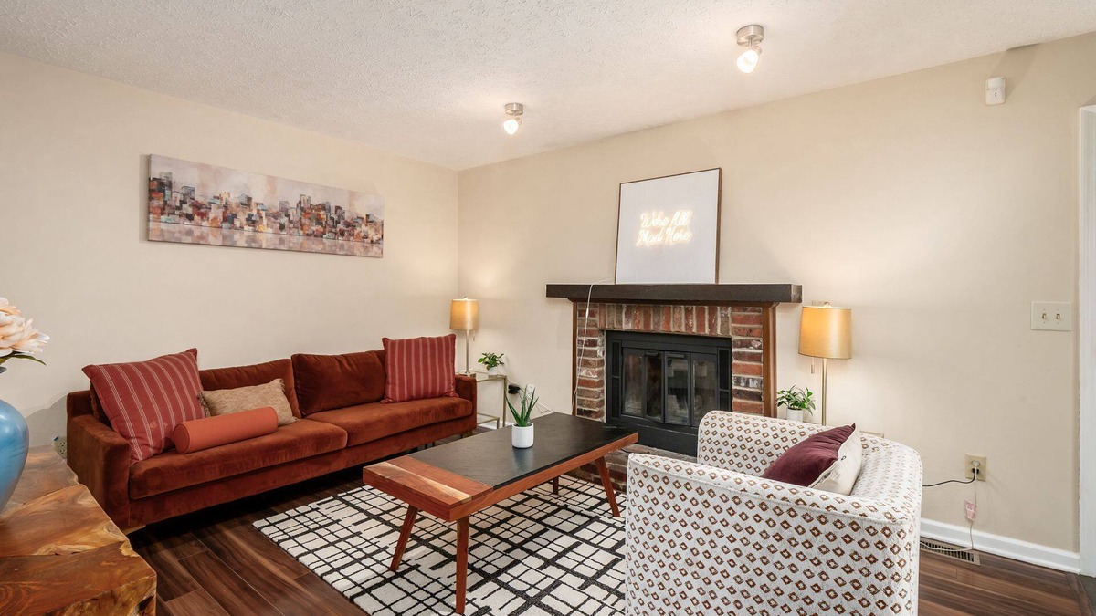 Columbus House | Zoo Getaway, 3BR Home w/Yard Games & Comfort, Family Friendly