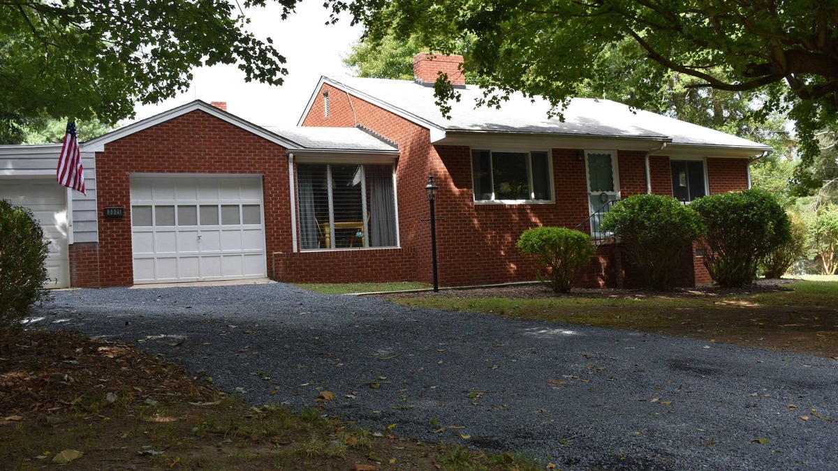 Asheboro House | Zoo House just minutes to Zoo, Pottery, walking distance to Zoo City Sportsplex
