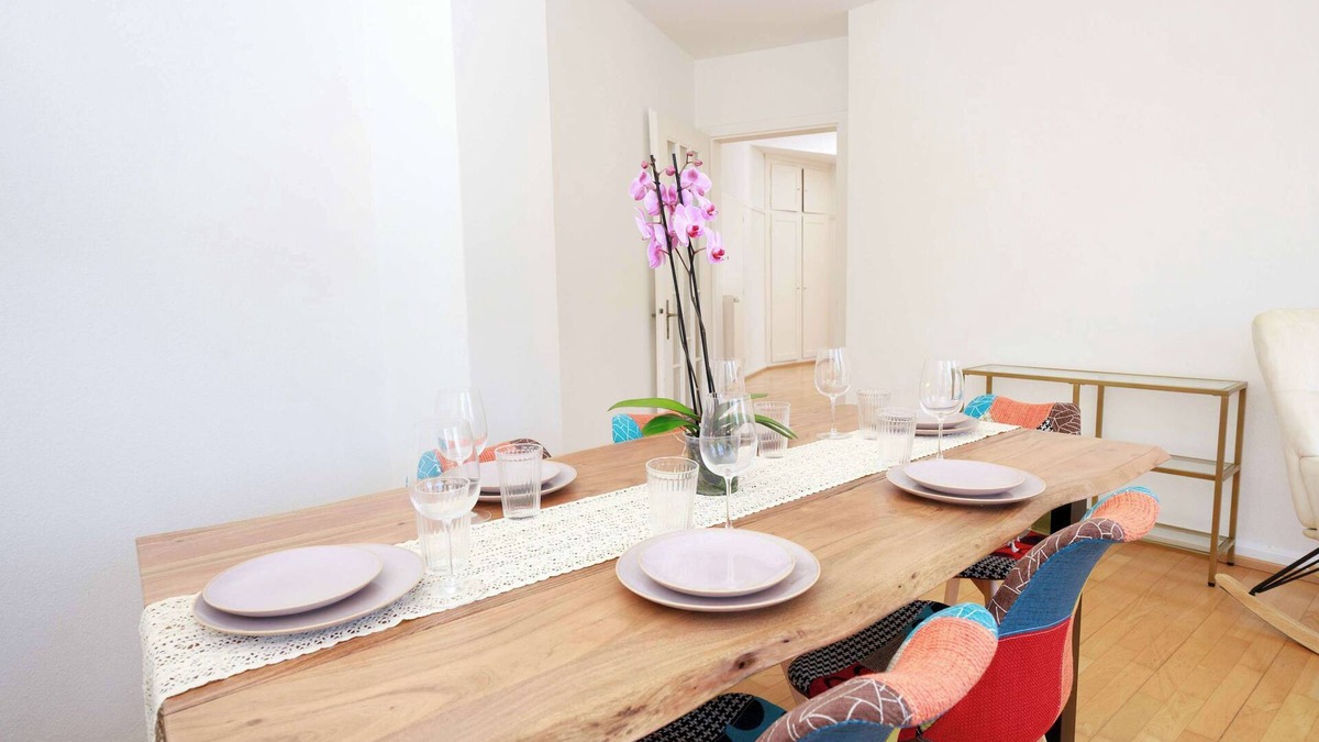 Sihlfeld Apartment | Zurich City Gem, Steps to Tram, Family & group