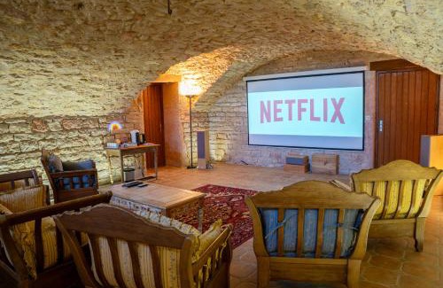 Cuisery Apartment | À La Motte Cinema, Park BY PRIMO C0NCIERGERIE