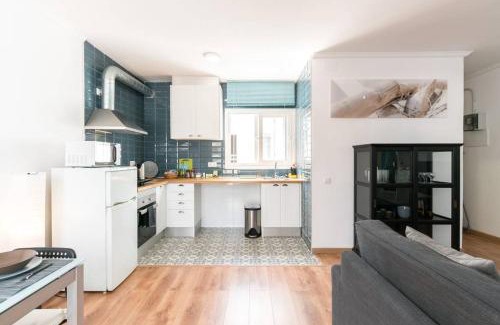 Collblanc y La Torrassa Apartment | Ático soleado con terraza - Cerca del Camp Nou y la Feria de Barcelona