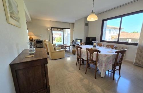 L'Isle-d'Espagnac House | Évasion en Ville : Maison avec Piscine Privée